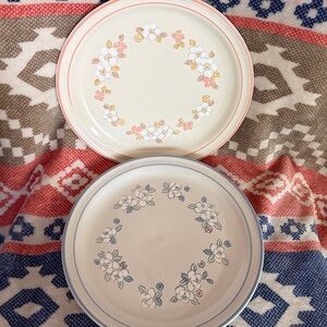 2 Vintage 70s Chantilly dinner plates